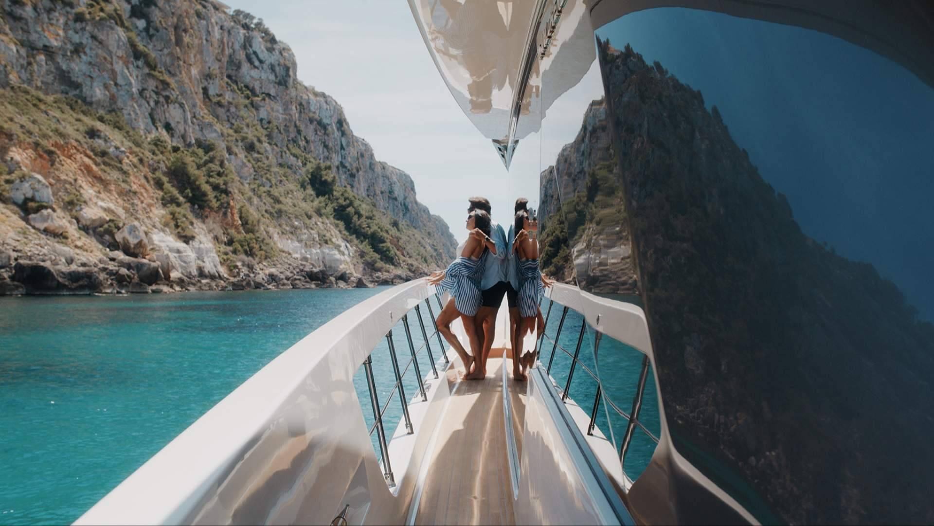 La guía definitiva para elegir un motor yacht charter Ibiza y navegar por las Baleares con total exclusividad