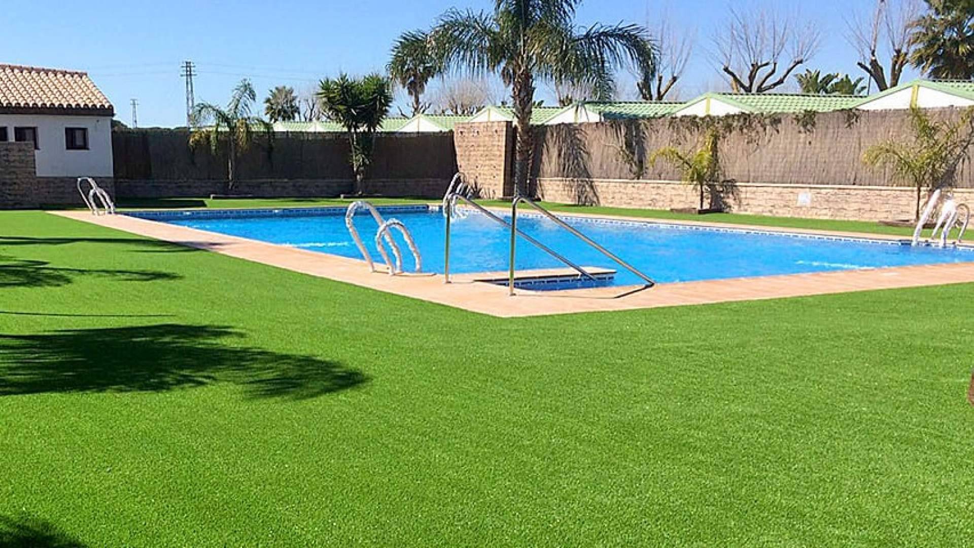 Césped artificial en zonas de piscina, una solución cómoda, segura y resistente para el verano