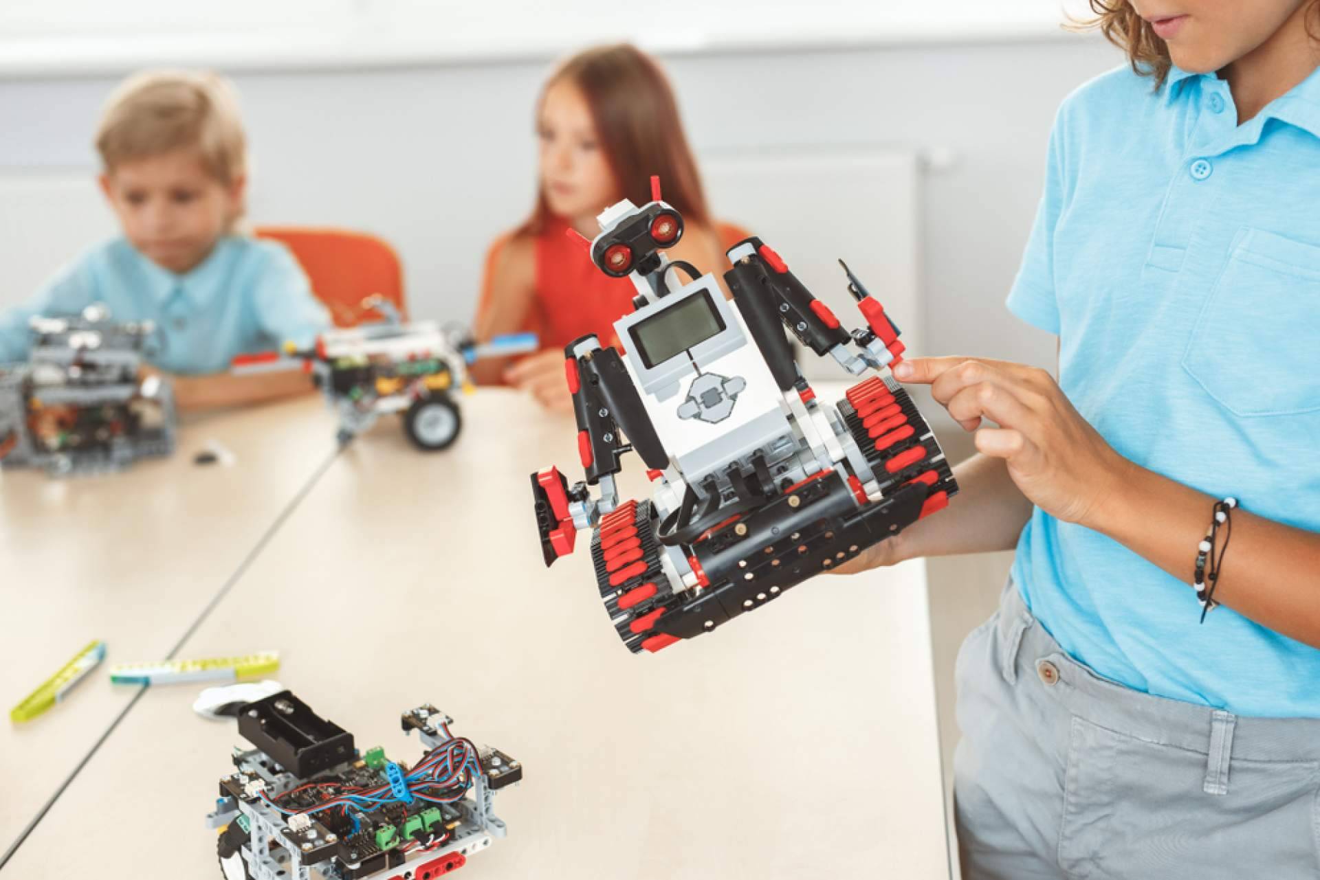 Niños y jóvenes potencian habilidades STEAM, creatividad y competencias en campamentos tecnológicos de vacaciones